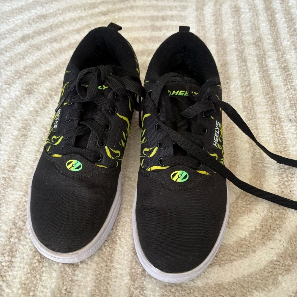 Heelys Black Shoes with Vibrant Green Flames with WHEELS Sz 5 - Picture 7 of 11